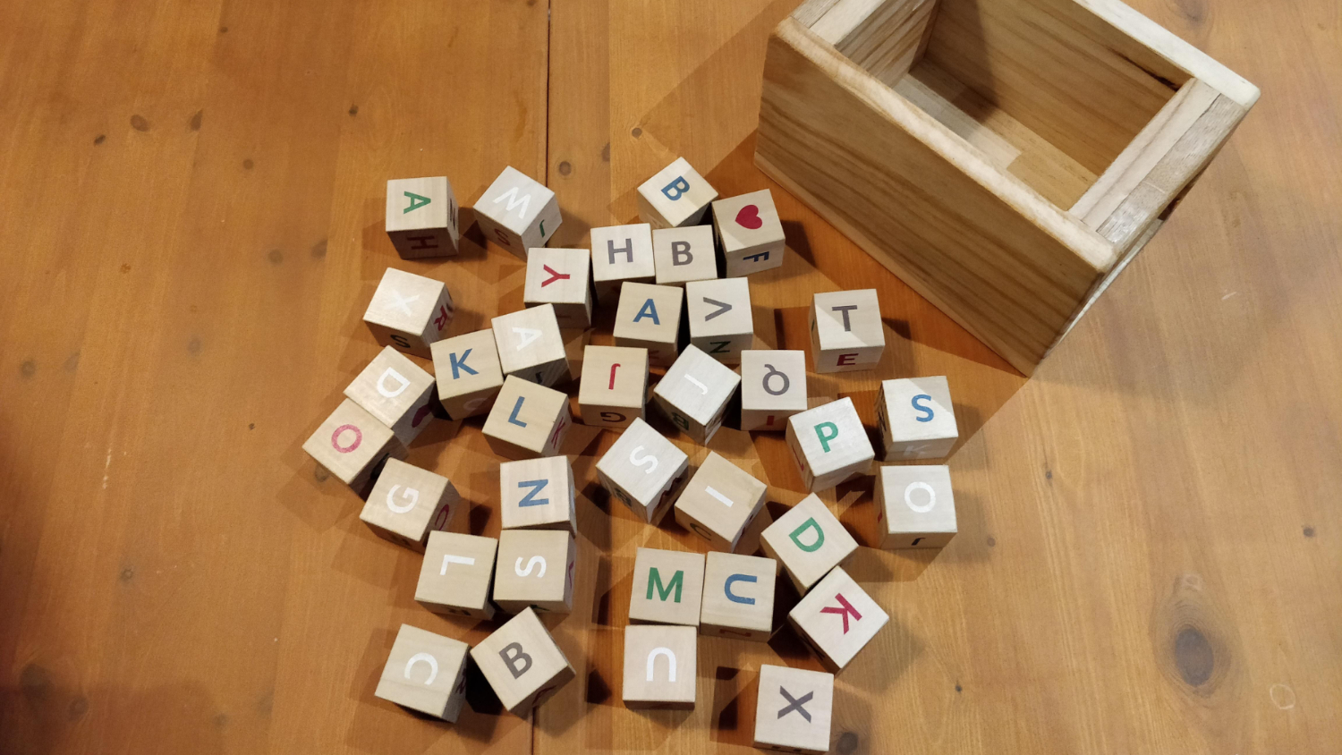 Giocattolo di cubi con lettere