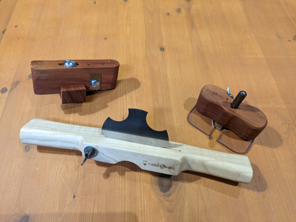 Utensili autocostruiti con incisione del logo